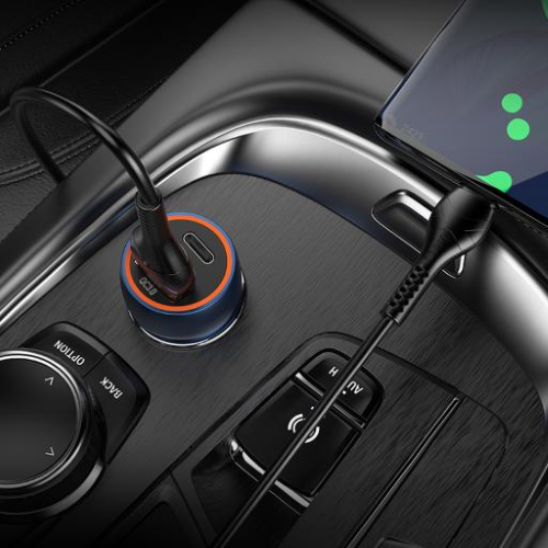 Caricatore Auto Hoco Z46A in uso nell'auto