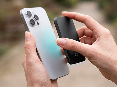 Power Bank Wireless Magnetico 5000mAh in uso con iPhone